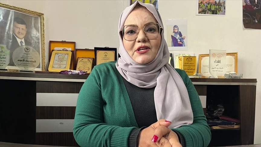 "وداد".. أردنية لم يمنعها الشلل من رعاية ذوي الإعاقة (قصة إنسانية)