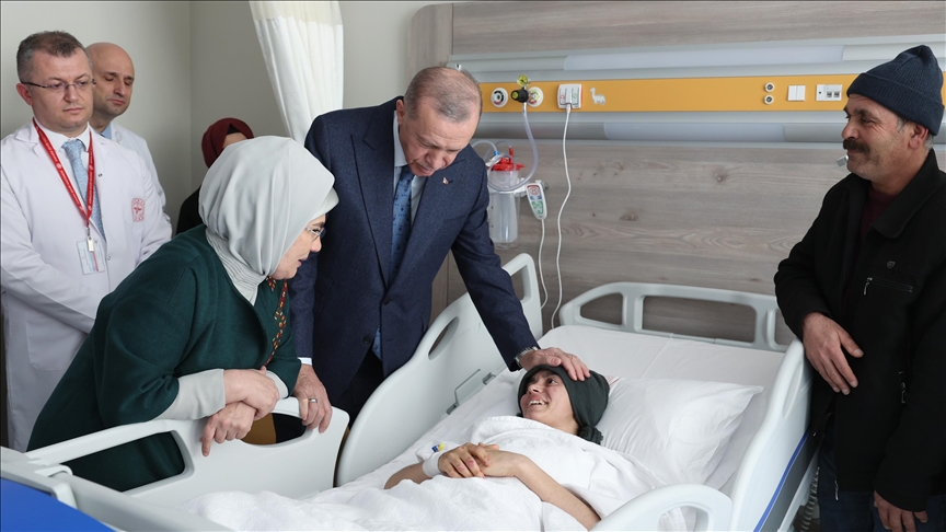 Президент Турции посетил пострадавших из зоны бедствия в столичной больнице «Этлик»