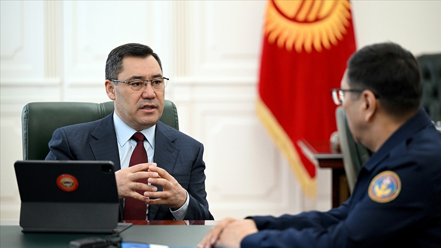 Kırgızistan Cumhurbaşkanı Caparov, deprem bölgesinde çalışan ülkesinin arama kurtarma ekibine teşekkür etti