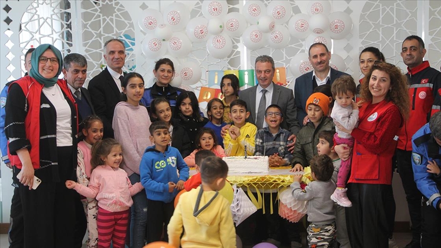 Amasya'da  depremzede çocuğa doğum günü sürprizi