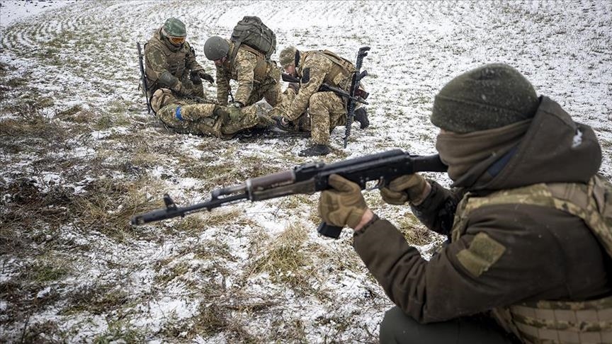 Украинские снайперы на линии фронта периодически повышают навыки стрельбы