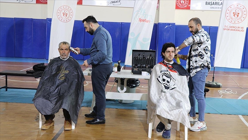 Elazığ'da gönüllü berber ve kuaförler depremzedeleri tıraş etti