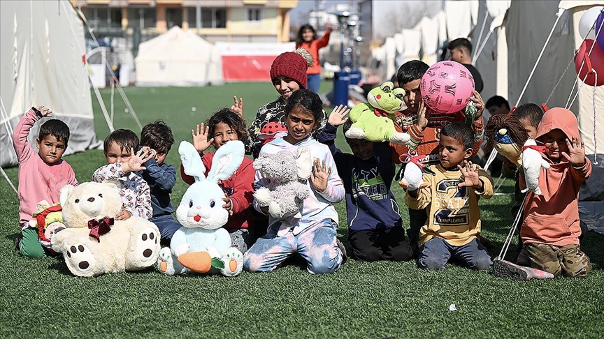 Depremzede çocuklarla iletişimde büyüme ve gelişme çağı kavramları dikkate alınmalı