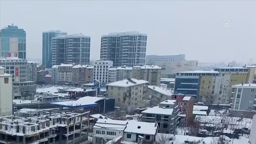 Malatya'da 5 binanın ikinci depremde yıkılma anı dronla görüntülendi