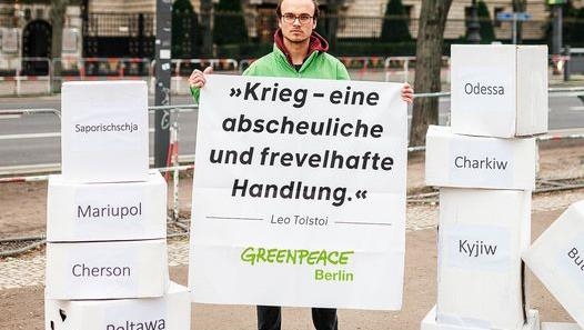 Greenpeace activists in Berlin protest Russia's war on Ukraine