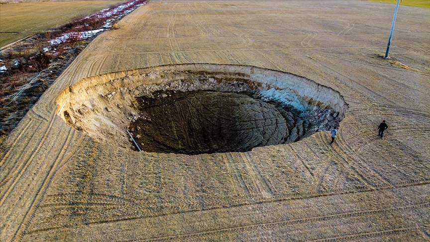 Konya'da 37 metre çapında, 12 metre derinliğinde obruk oluştu