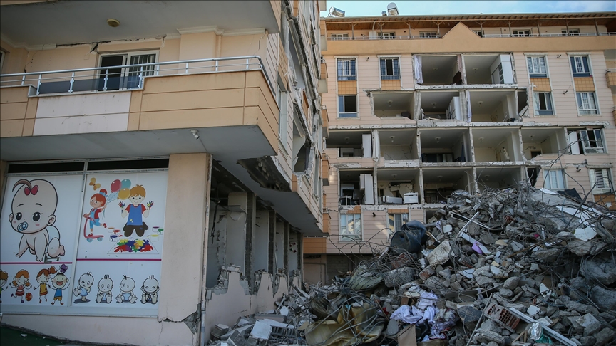 Übergabe von Kinderzeichnungen in der Schweiz an ihre türkischen Altersgenossen im Erdbebengebiet