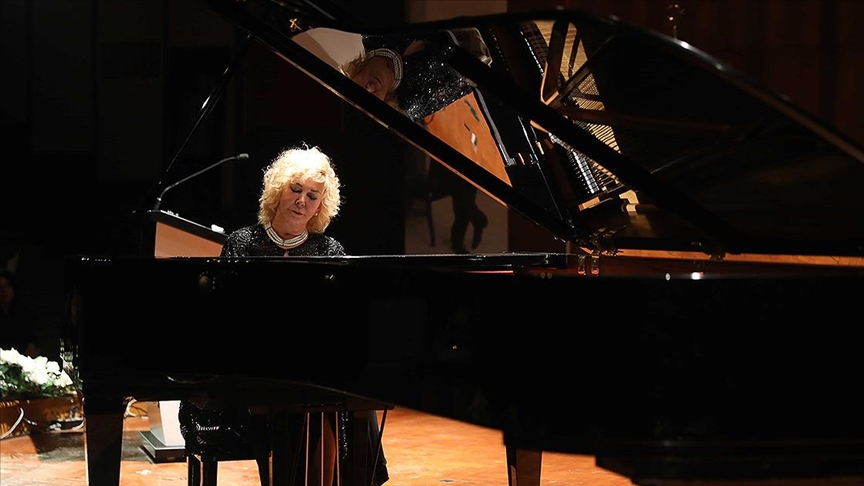 Piyanist Gülsin Onay depremzedeler için Cambridge Üniversitesinde resital verdi