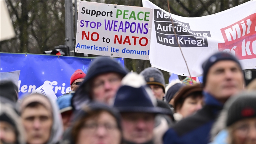 Thousands rally in Berlin for peace talks with Russia