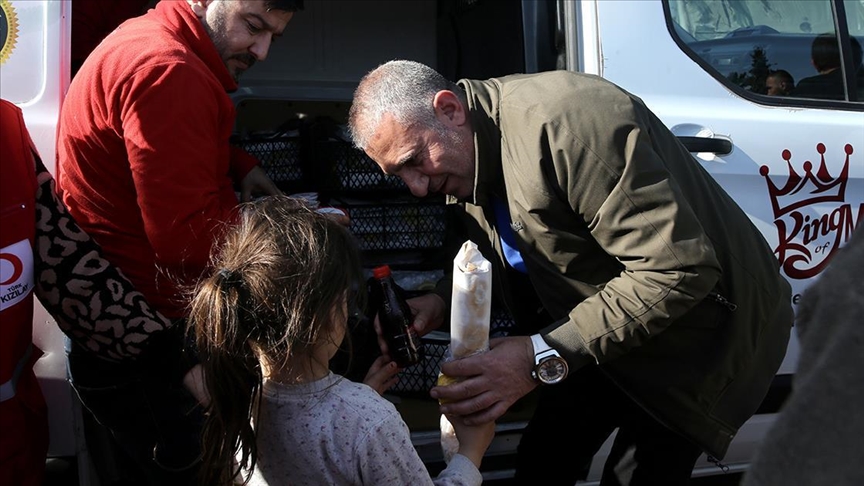 Turkish chef distributes kebab to quake victims