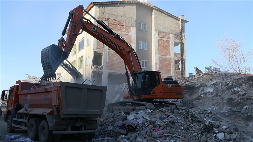 Deprem bölgesinde özel sektörün 200'den fazla iş makinası arama kurtarma çalışmalarına katıldı