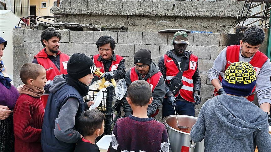 Türk Kızılay gönüllüsü yabancı öğrenciler deprem bölgesinde yardım çalışmalarına katılıyor 