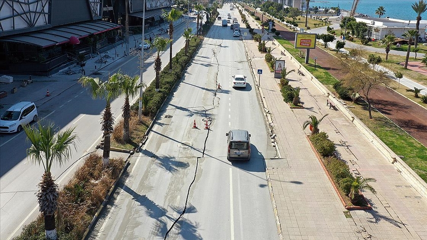 İskenderun'daki bulvarda oluşan yarık ve çatlak dronla görüntülendi