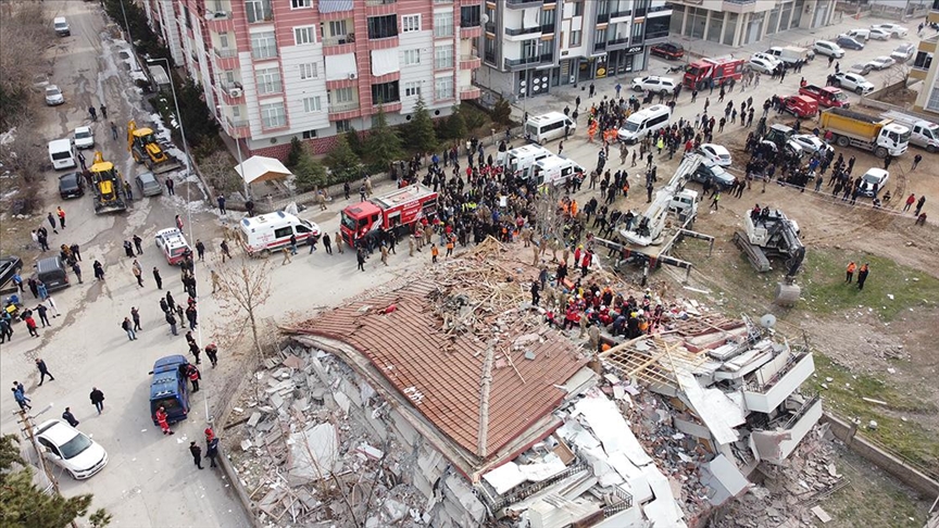 Malatya'da 5,6 büyüklüğünde deprem: 2 kişi hayatını kaybetti, 140 kişi yaralandı