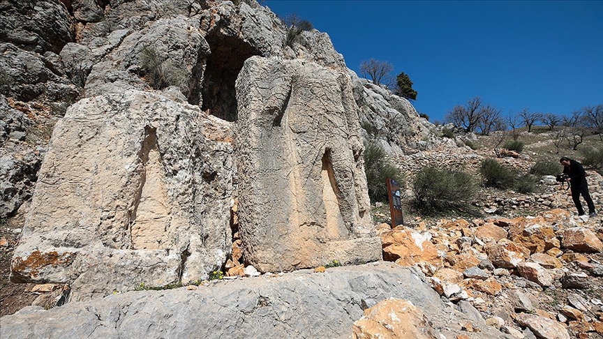Adıyaman'daki bazı tarihi yapılarda deprem nedeniyle hasar oluştu