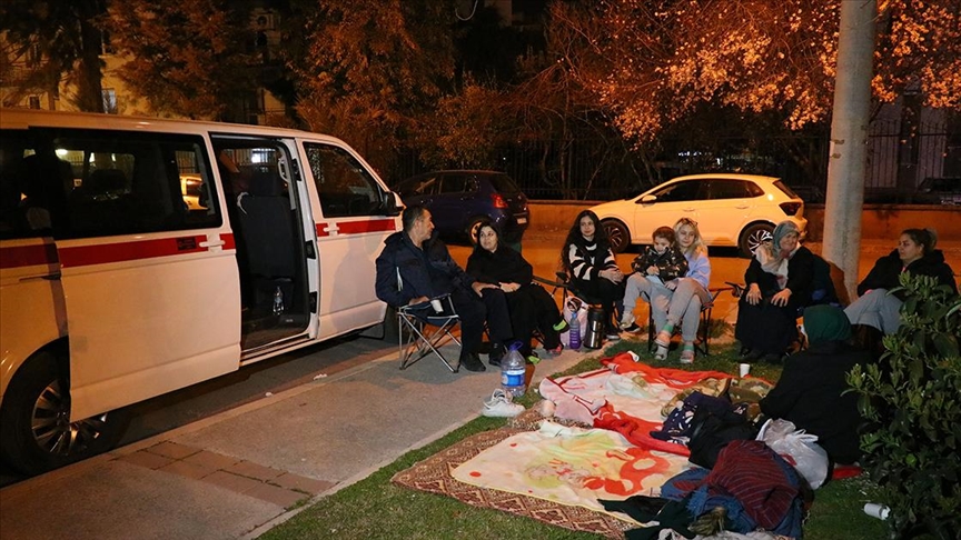 İzmir'de deprem sonrası vatandaşlar çadır ve araçlarda konaklıyor
