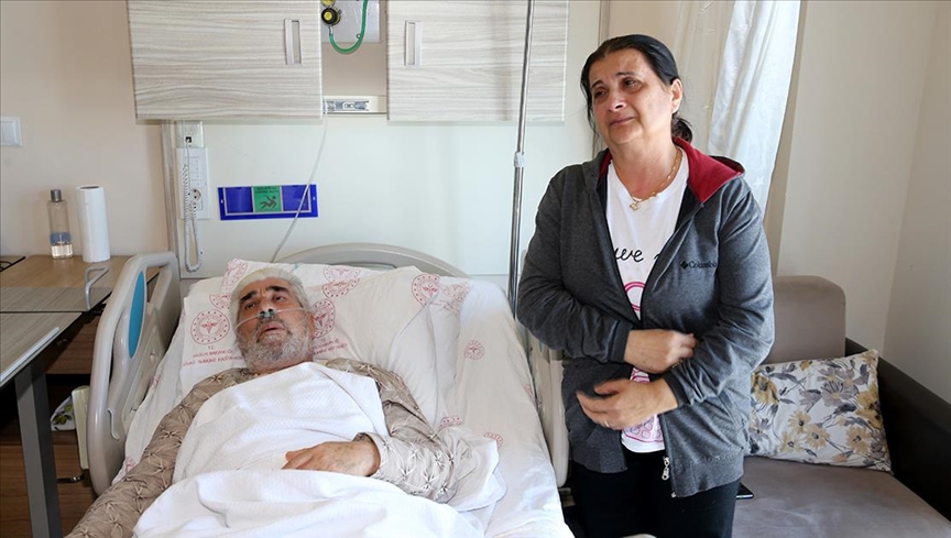 Depremde ayağı kırılan eşini evde yalnız bırakmayan Fevziye Balta, yaşadıklarını gözyaşlarıyla anlattı