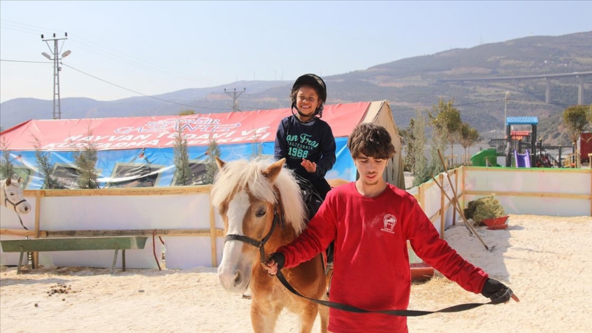 Gaziantep'te çocuklar atlı terapiyle depremin travmatik etkisinden uzaklaşıyor 