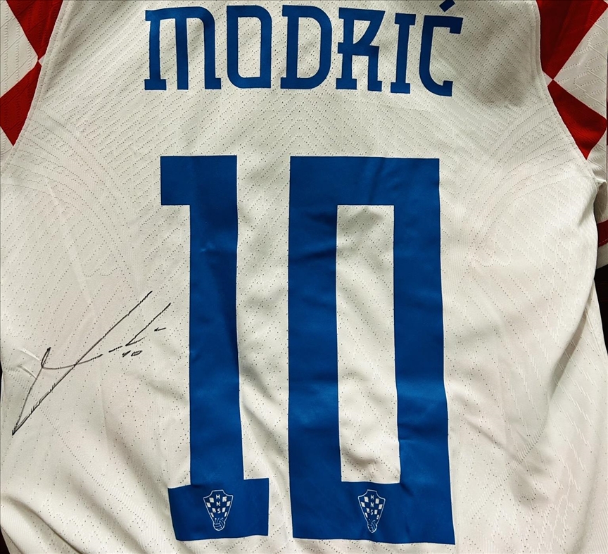 El futbolista croata Luka Modric, del Real Madrid, dona su camiseta para los damnificados
