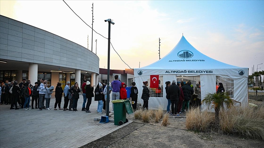 Altındağ Belediyesi depremden etkilenen Arsuz'da günlük 2 bin kişiye yemek veriyor