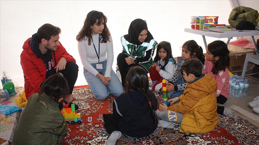 Hatay'da gönüllü psikologlar, depremin çocuklar üzerindeki izlerini silmeye çalışıyor