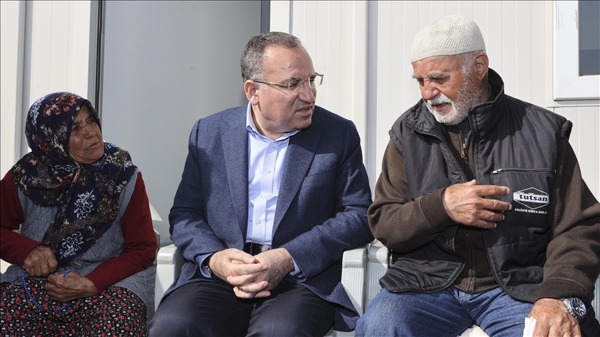 Adalet Bakanı Bozdağ, depremlerden etkilenen Nurdağı ilçesindeki adliye personelini ziyaret etti