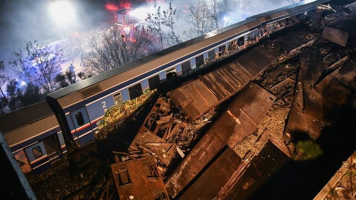 В результате столкновения поездов в Греции погибли по меньшей мере 40 человек
