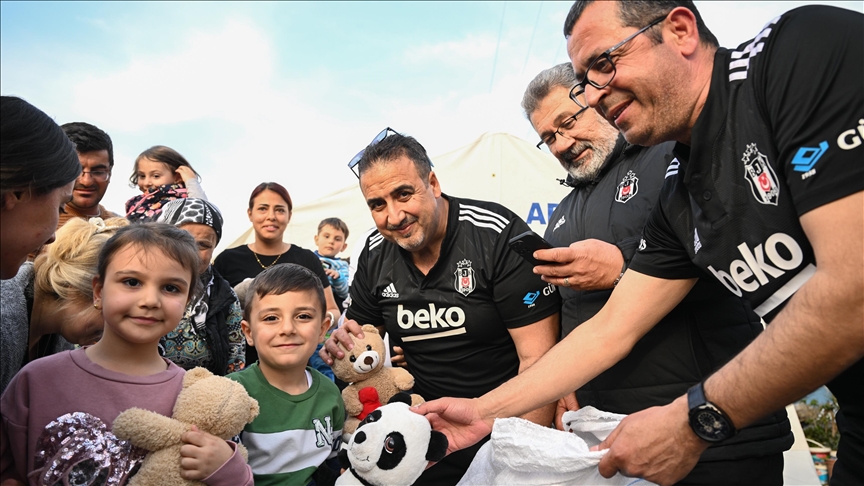 Igračke prikupljene na stadionu Besiktasa stigle u ruke mališana u Hatayu