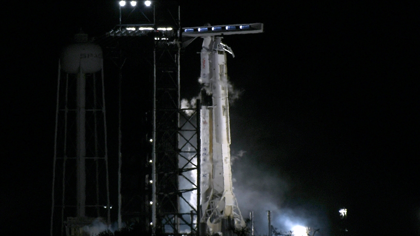 Ракета с кораблем Crew Dragon стартовала с космодрома в США к МКС