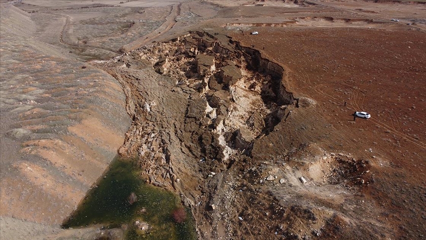 Kahramanmaraş'ta depremde oluşan devasa yarık havadan görüntülendi