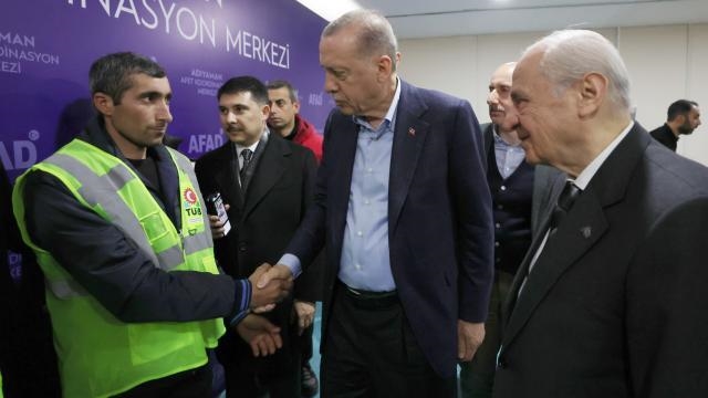 Iconic Azerbaijani earthquake volunteer 'honored' to meet Turkish leader