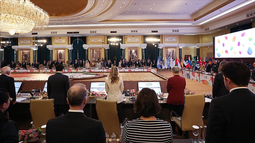 G20 Dışişleri Bakanları Toplantısı, Türkiye'deki depremlerde hayatını kaybedenlere saygı duruşu ile başladı