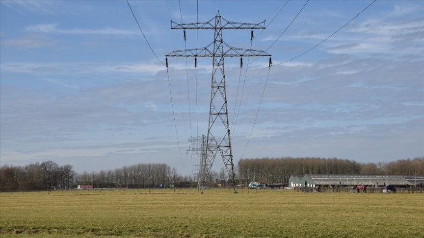 Yüksek gerilim hatları yakınındaki yangın nedeniyle Arjantin'in yarısından fazlası elektriksiz kaldı