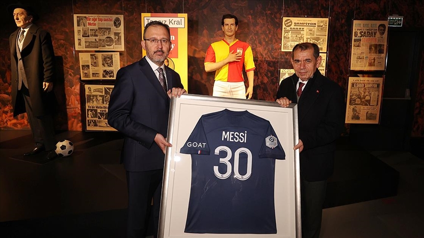 Bakan Kasapoğlu, Messi'nin imzalı formasını depremzedeler için Galatasaray Kulübü'ne bağışladı