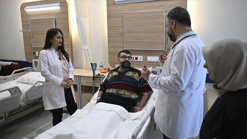 Emekli polis memuru Tokuşoğlu depremin yaralarını dayanışma ile sarıyor