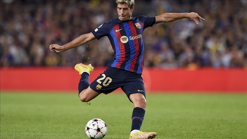 Barcelona renews deal with Spanish right-back Roberto until 2024