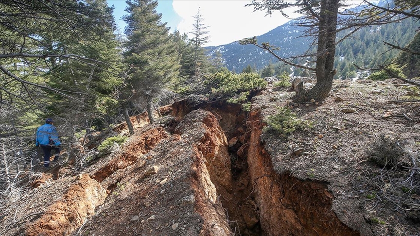 Göksun'da deprem nedeniyle derin yarıklar oluştu