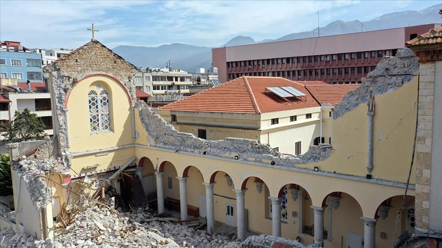Latin Katolik cemaati, depremde yıkılan kiliselerinde yeniden ibadet edeceği günü bekliyor