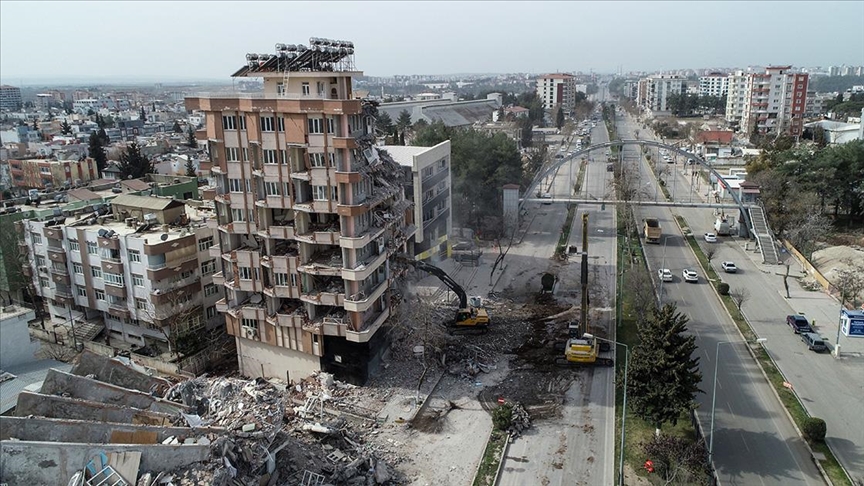 Adıyaman'da enkaz kaldırma ve binaların yıkım işlemleri sürüyor