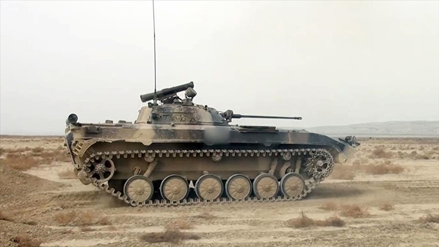 Бронетанковые части ВС Азербайджана проводят занятия с боевыми стрельбами