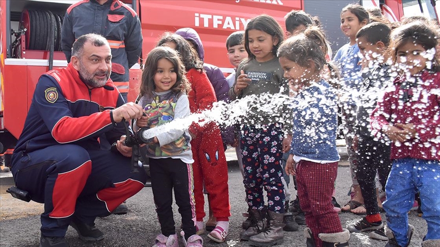 Malatya'nın "depremzede itfaiyeci"leri çadır kentlerdeki çocuklarla stres atıyor