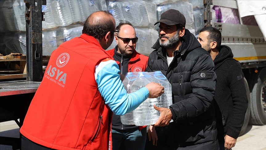 Hatay'da su ve gıda kolileri "Gezici Sosyal Market" tırlarıyla depremzedelere ulaştırılıyor
