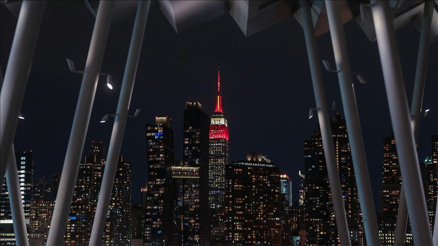 Empire State Building u New Yorku osvijetljen je crveno-bijelim bojama za žrtve zemljotresa