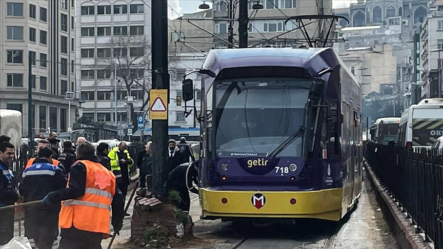 Fatih'te raydan çıkan tramvay elektrik direğine çarptı