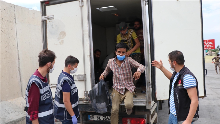 Al menos 343 migrantes encontrados dentro de un remolque en carretera de Veracruz, México
