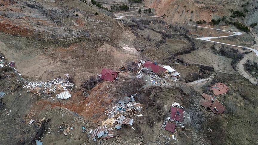 Depremde meydana gelen heyelanda evlerin toprak altında kaldığı mezra dron  ile görüntülendi