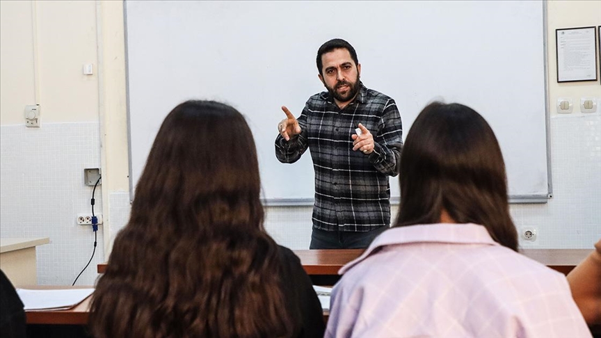 Kahramanmaraş'ta depremi yaşayan öğretmen Mersin'de afetzede öğrencilere ders veriyor