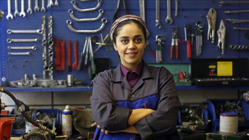 زنان مکانیک تهرانی سلطه مردان در صنعت خودرو را به چالش می‌کشند