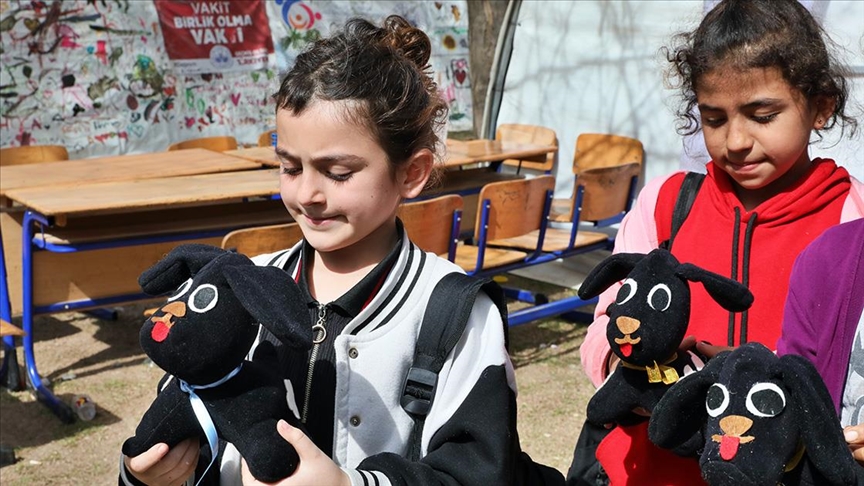 Depremzede çocuklar kahraman arama kurtarma köpeği "Proteo"yu oyuncaklarda yaşatıyor