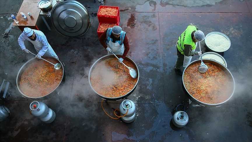 Hatay'da depremzedeler için dev kazanlarda Özbek pilavı pişiriliyor